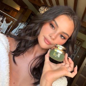 24 Августа: новое селфи Селены для Rare Beauty