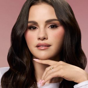 8 Сентября: новые портретные фото Селены для Rare Beauty