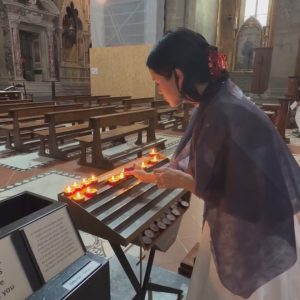 16 Сентября: новое видео Селены в старинной церкви в Италии